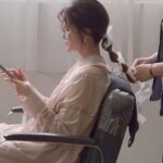 Patty Wu Instagram - ・ 絕大多數的時候，是主持人的樣子，妝要自然輕透不能搞怪，頭髮要柔順乖巧不能遮臉。 難得有不是主持人的叛逆，整張臉任化妝師當畫布，頭髮最好蓋住整個眼睛，平常愈不能玩的，愈要一次玩個夠。 物極必反，聽說那種學生時期的乖乖牌，通常出社會都玩到爆，幸好我大學時是玩樂派（這樣回推對嗎？）還以為這輩子戒不掉夜唱，殊不知上次去KTV已是五年前🤣🤣🤣 好喜歡這次的妝髮服啊❥❥❥ Makeup @fishermakeup Hair @signs0303 Outfits @sequi_official Jewelry @kou_jewellery