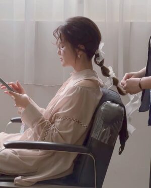 Patty Wu Instagram - ・
絕大多數的時候，是主持人的樣子，妝要自然輕透不能搞怪，頭髮要柔順乖巧不能遮臉。

難得有不是主持人的叛逆，整張臉任化妝師當畫布，頭髮最好蓋住整個眼睛，平常愈不能玩的，愈要一次玩個夠。

物極必反，聽說那種學生時期的乖乖牌，通常出社會都玩到爆，幸好我大學時是玩樂派（這樣回推對嗎？）還以為這輩子戒不掉夜唱，殊不知上次去KTV已是五年前🤣🤣🤣

好喜歡這次的妝髮服啊❥❥❥

Makeup @fishermakeup 
Hair @signs0303 
Outfits @sequi_official
Jewelry @kou_jewellery