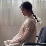 Patty Wu Instagram - ・ 絕大多數的時候，是主持人的樣子，妝要自然輕透不能搞怪，頭髮要柔順乖巧不能遮臉。 難得有不是主持人的叛逆，整張臉任化妝師當畫布，頭髮最好蓋住整個眼睛，平常愈不能玩的，愈要一次玩個夠。 物極必反，聽說那種學生時期的乖乖牌，通常出社會都玩到爆，幸好我大學時是玩樂派（這樣回推對嗎？）還以為這輩子戒不掉夜唱，殊不知上次去KTV已是五年前🤣🤣🤣 好喜歡這次的妝髮服啊❥❥❥ Makeup @fishermakeup Hair @signs0303 Outfits @sequi_official Jewelry @kou_jewellery