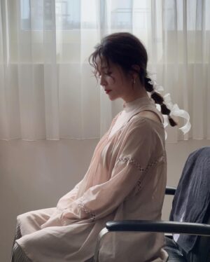 Patty Wu Instagram - ・
絕大多數的時候，是主持人的樣子，妝要自然輕透不能搞怪，頭髮要柔順乖巧不能遮臉。

難得有不是主持人的叛逆，整張臉任化妝師當畫布，頭髮最好蓋住整個眼睛，平常愈不能玩的，愈要一次玩個夠。

物極必反，聽說那種學生時期的乖乖牌，通常出社會都玩到爆，幸好我大學時是玩樂派（這樣回推對嗎？）還以為這輩子戒不掉夜唱，殊不知上次去KTV已是五年前🤣🤣🤣

好喜歡這次的妝髮服啊❥❥❥

Makeup @fishermakeup 
Hair @signs0303 
Outfits @sequi_official
Jewelry @kou_jewellery