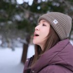 Patty Wu Instagram – ・
𖤐𖤐𖤐2月9號，祝我生日快樂。𖤐𖤐𖤐

小時候羨慕同學，生日可以帶糖果去教室分送，全班幫你慶生唱生日快樂歌，但我的生日總是在過年放假，少了「今天我最大」的感覺，有點孤單。

羨慕夏天生日的同學，都可以吃冰淇淋蛋糕，我生日冷的要命，每年都是巧克力奶油蛋糕，或是升級版的黑森林蛋糕。

長大之後反而覺得慶幸，生日剛好在過年，不會有人約我出去，可以安靜放鬆放空，只跟重要的人一起過生日，不用搞到普天同慶，愈長大愈需要心靈平靜。

今年生日，有很多認真的願望想許。
 1. 希望我能更自在做自己，合則來不合則去，
 別擔憂別掛心，一切都是最好的安排。

2. 該丟該捨棄該分手該下車的，就讓他們下車吧。更珍惜還在車上的乘客伙伴，在同一條路上，一起欣賞風景的時刻。

3. 內心強大，就不怕失去。
跟宇宙許的願望，都會實現。

4. 壽星想許幾個願望都可以，健康健康健康，自己健康，家人朋友健康，看到這篇的你們都健康。

以下開放生日祝福㊗️
壽星祝大家新年快樂