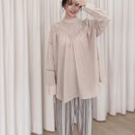 Patty Wu Instagram - ・ 絕大多數的時候，是主持人的樣子，妝要自然輕透不能搞怪，頭髮要柔順乖巧不能遮臉。 難得有不是主持人的叛逆，整張臉任化妝師當畫布，頭髮最好蓋住整個眼睛，平常愈不能玩的，愈要一次玩個夠。 物極必反，聽說那種學生時期的乖乖牌，通常出社會都玩到爆，幸好我大學時是玩樂派（這樣回推對嗎？）還以為這輩子戒不掉夜唱，殊不知上次去KTV已是五年前🤣🤣🤣 好喜歡這次的妝髮服啊❥❥❥ Makeup @fishermakeup Hair @signs0303 Outfits @sequi_official Jewelry @kou_jewellery