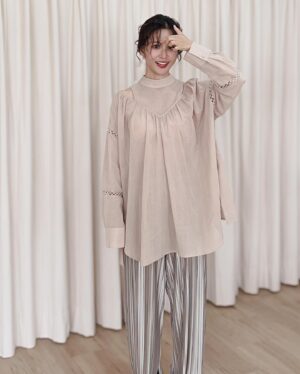 Patty Wu Instagram - ・
絕大多數的時候，是主持人的樣子，妝要自然輕透不能搞怪，頭髮要柔順乖巧不能遮臉。

難得有不是主持人的叛逆，整張臉任化妝師當畫布，頭髮最好蓋住整個眼睛，平常愈不能玩的，愈要一次玩個夠。

物極必反，聽說那種學生時期的乖乖牌，通常出社會都玩到爆，幸好我大學時是玩樂派（這樣回推對嗎？）還以為這輩子戒不掉夜唱，殊不知上次去KTV已是五年前🤣🤣🤣

好喜歡這次的妝髮服啊❥❥❥

Makeup @fishermakeup 
Hair @signs0303 
Outfits @sequi_official
Jewelry @kou_jewellery