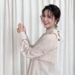 Patty Wu Instagram - ・ 絕大多數的時候，是主持人的樣子，妝要自然輕透不能搞怪，頭髮要柔順乖巧不能遮臉。 難得有不是主持人的叛逆，整張臉任化妝師當畫布，頭髮最好蓋住整個眼睛，平常愈不能玩的，愈要一次玩個夠。 物極必反，聽說那種學生時期的乖乖牌，通常出社會都玩到爆，幸好我大學時是玩樂派（這樣回推對嗎？）還以為這輩子戒不掉夜唱，殊不知上次去KTV已是五年前🤣🤣🤣 好喜歡這次的妝髮服啊❥❥❥ Makeup @fishermakeup Hair @signs0303 Outfits @sequi_official Jewelry @kou_jewellery