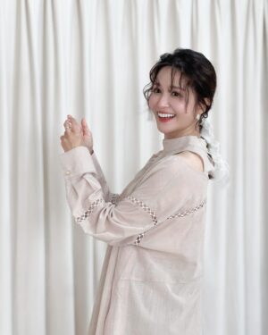 Patty Wu Instagram - ・
絕大多數的時候，是主持人的樣子，妝要自然輕透不能搞怪，頭髮要柔順乖巧不能遮臉。

難得有不是主持人的叛逆，整張臉任化妝師當畫布，頭髮最好蓋住整個眼睛，平常愈不能玩的，愈要一次玩個夠。

物極必反，聽說那種學生時期的乖乖牌，通常出社會都玩到爆，幸好我大學時是玩樂派（這樣回推對嗎？）還以為這輩子戒不掉夜唱，殊不知上次去KTV已是五年前🤣🤣🤣

好喜歡這次的妝髮服啊❥❥❥

Makeup @fishermakeup 
Hair @signs0303 
Outfits @sequi_official
Jewelry @kou_jewellery