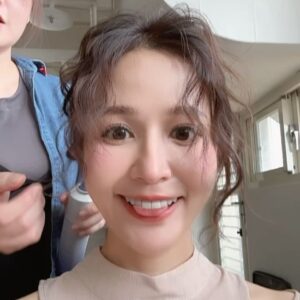 Patty Wu Instagram - ・
絕大多數的時候，是主持人的樣子，妝要自然輕透不能搞怪，頭髮要柔順乖巧不能遮臉。

難得有不是主持人的叛逆，整張臉任化妝師當畫布，頭髮最好蓋住整個眼睛，平常愈不能玩的，愈要一次玩個夠。

物極必反，聽說那種學生時期的乖乖牌，通常出社會都玩到爆，幸好我大學時是玩樂派（這樣回推對嗎？）還以為這輩子戒不掉夜唱，殊不知上次去KTV已是五年前🤣🤣🤣

好喜歡這次的妝髮服啊❥❥❥

Makeup @fishermakeup 
Hair @signs0303 
Outfits @sequi_official
Jewelry @kou_jewellery