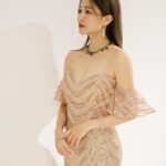 Patty Wu Instagram - ・ 怕大家今晚降溫太冷，看我的禮服照，也許會稍微熱一點，因為最冷的是台上的我們。 女明星不在乎冷不冷，只在乎美。 Dress @jasmine_galleria_taipei Jewelry @swarovski Makeup/hair @wocorey #吳怡霈 #wuipei29 #パティ #主持女子 #尾牙主持 #活動主持 #典禮主持 #寶佳機構2023尾牙晚宴