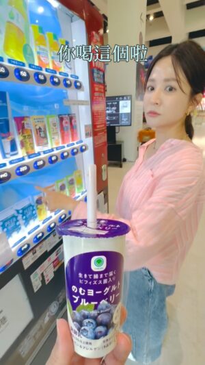 Patty Wu Instagram - 。
純粹想給她喝飲料
真的不知道為什麼
拍起來跟前一天遇到的馬很像？

#桑原夫婦
#桑原夫婦的日常
#akira_patty
#跟某種動物很像