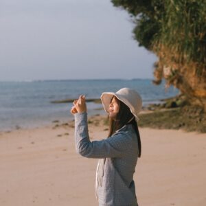 Patty Wu Instagram - ・
別人口中的好與壞，都不算數
只有不斷耐心的嘗試並找尋
才會找到真正屬於自己的寶物
即使夜晚，都閃閃發亮✨

Outfits @kew_studio_tw ✨

#吳怡霈 #wuipei29 #パティ
#沖縄　#おきなわ