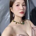 Patty Wu Instagram - ・ 怕大家今晚降溫太冷，看我的禮服照，也許會稍微熱一點，因為最冷的是台上的我們。 女明星不在乎冷不冷，只在乎美。 Dress @jasmine_galleria_taipei Jewelry @swarovski Makeup/hair @wocorey #吳怡霈 #wuipei29 #パティ #主持女子 #尾牙主持 #活動主持 #典禮主持 #寶佳機構2023尾牙晚宴
