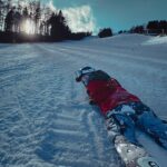 Patty Wu Instagram – ・
放了一個13天長假，待在北海道滑雪。
滑了5個雪場，根本北海道巡迴演出，爸媽問我，一直一直滑雪，不無聊嗎？一直在挫折中成長，怎麼會無聊。

#滑雪滑的是人生 
#恐懼始終是最大敵人

從小常被說有小聰明，做什麼學什麼，比別人快，容易上手，臨時抱佛腳都會過關，學一下就會了，阿～好無聊喔，三分鐘熱度，換下一個。

直到2017年接觸滑雪。遭遇人生中最大學習挫折，在雪場每天狂摔，痛到像卡車輾過，大雪中氣自己，哭到雪鏡起霧看不見。2019年甚至摔到全身瘀青腫起來，膝蓋積水不能行走，才終於能在綠線戰戰兢兢S turn下山。

每年雪季就幾個月，擠出假期能滑的天數不多，雪場狀況瞬息萬變，好不容易稍稍能掌控雪板，突然遇到季末思樂冰，小巨蛋滑冰，或是雪太多跌進鬆雪出不來。早上明明順順的，下午天氣變雪道變，雪地凹凸不平障礙很多，繼續摔到不可思議。滑雪好難，人生好難。

看到坡斜很恐懼，教練還要你身體往前，因為害怕本能往後退，板子就更加速向前衝，事與願違。非得逼你面對恐懼，才能真正與雪板人板合一。

滑雪，是我人生中唯一，徹底摧毀小聰明的事。每個人都一樣從零開始，沒有人站在雪板上不摔，沒有特例，很公平。

滑雪，鍛鍊技巧其次，是鍛鍊心智。每次總會遇到不同雪況，必須活在當下融入環境。當你沾沾自喜，立馬讓你重摔挫挫銳氣，當你洋洋得意，立馬卡到饅頭飛出去。熟悉的雪道放鬆享受，但不掉以輕心。不熟的雪道小心謹慎，過了關卡更上一層樓。

內心十分強大，來滑雪，你會更強大。
內心十分脆弱，來滑雪，你會變強大。

莫名其妙我又沒有在經營滑雪學校，弄得好像在業配，這是篇心靈業配，不收費。

至於13天長假，有沒有放鬆到？
每天極限運動身體很累，心靈卻大大滿足。
終於有再追上日本男子，一點點。

23-24雪季，謝謝北海道。
明年雪季，雪場見。

雪衣&裝備 @allride.tw 

#吳怡霈 #wuipei29 #パティ

#japow
#japowhokkaido
#hokkaidosnow
#bonpow
#skitrip

#snowboarding
#hokkaido

#teineskiresort
#furanoskiresort
#kirotoskiresort

#北海道
#滑雪
#日本滑雪
#滑雪女子
#滑雪女孩

#スノーボード
#パウダースノー
#スノーボード女子

#ルスツ 
#手稲スキー場
#富良野スキー場
#南富良野スキー場
#キロロスキー場