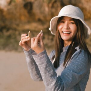 Patty Wu Instagram - ・
別人口中的好與壞，都不算數
只有不斷耐心的嘗試並找尋
才會找到真正屬於自己的寶物
即使夜晚，都閃閃發亮✨

Outfits @kew_studio_tw ✨

#吳怡霈 #wuipei29 #パティ
#沖縄　#おきなわ