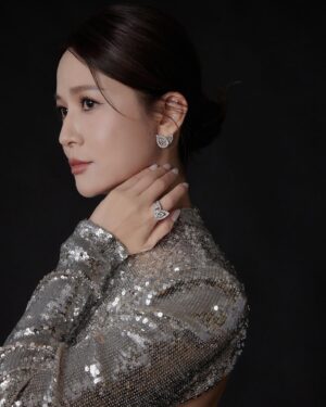 Patty Wu Instagram - ・
🏆第58屆金鐘獎🏆
綜藝節目獎/綜藝節目主持人獎

✨紅毯禮服✨

Makeup @yuiki1111 
Makeup Assistant @oliver_cai_
Hair @signs0303
Photographer @loyuting_ 
Stylist @arvi1002
Styist assistant @julianneleigh_uy
Nail stylist @elamornails_taipei 

Dress @newarrivals.co @FWRD
Jewelry @chaumetofficial 
#Chaumet #BeeMyLove #DoItLikeJosephine
Shoes @bellabelleshoes