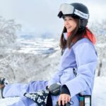 Patty Wu Instagram – ・
放了一個13天長假，待在北海道滑雪。
滑了5個雪場，根本北海道巡迴演出，爸媽問我，一直一直滑雪，不無聊嗎？一直在挫折中成長，怎麼會無聊。

#滑雪滑的是人生 
#恐懼始終是最大敵人

從小常被說有小聰明，做什麼學什麼，比別人快，容易上手，臨時抱佛腳都會過關，學一下就會了，阿～好無聊喔，三分鐘熱度，換下一個。

直到2017年接觸滑雪。遭遇人生中最大學習挫折，在雪場每天狂摔，痛到像卡車輾過，大雪中氣自己，哭到雪鏡起霧看不見。2019年甚至摔到全身瘀青腫起來，膝蓋積水不能行走，才終於能在綠線戰戰兢兢S turn下山。

每年雪季就幾個月，擠出假期能滑的天數不多，雪場狀況瞬息萬變，好不容易稍稍能掌控雪板，突然遇到季末思樂冰，小巨蛋滑冰，或是雪太多跌進鬆雪出不來。早上明明順順的，下午天氣變雪道變，雪地凹凸不平障礙很多，繼續摔到不可思議。滑雪好難，人生好難。

看到坡斜很恐懼，教練還要你身體往前，因為害怕本能往後退，板子就更加速向前衝，事與願違。非得逼你面對恐懼，才能真正與雪板人板合一。

滑雪，是我人生中唯一，徹底摧毀小聰明的事。每個人都一樣從零開始，沒有人站在雪板上不摔，沒有特例，很公平。

滑雪，鍛鍊技巧其次，是鍛鍊心智。每次總會遇到不同雪況，必須活在當下融入環境。當你沾沾自喜，立馬讓你重摔挫挫銳氣，當你洋洋得意，立馬卡到饅頭飛出去。熟悉的雪道放鬆享受，但不掉以輕心。不熟的雪道小心謹慎，過了關卡更上一層樓。

內心十分強大，來滑雪，你會更強大。
內心十分脆弱，來滑雪，你會變強大。

莫名其妙我又沒有在經營滑雪學校，弄得好像在業配，這是篇心靈業配，不收費。

至於13天長假，有沒有放鬆到？
每天極限運動身體很累，心靈卻大大滿足。
終於有再追上日本男子，一點點。

23-24雪季，謝謝北海道。
明年雪季，雪場見。

雪衣&裝備 @allride.tw 

#吳怡霈 #wuipei29 #パティ

#japow
#japowhokkaido
#hokkaidosnow
#bonpow
#skitrip

#snowboarding
#hokkaido

#teineskiresort
#furanoskiresort
#kirotoskiresort

#北海道
#滑雪
#日本滑雪
#滑雪女子
#滑雪女孩

#スノーボード
#パウダースノー
#スノーボード女子

#ルスツ 
#手稲スキー場
#富良野スキー場
#南富良野スキー場
#キロロスキー場