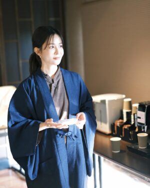 Patty Wu Instagram - ・
同樣穿上溫泉旅館衣服
我彷彿成了女將
日本男子卻像飯店小開？

日本男子說，女將就是老闆娘阿，而且要很有氣質才能當欸。但我說，女將要從早忙到晚，飯店小開每天只需要開跑車出去ㄆㄚˇ妹，一件衣服兩種人生，不是這樣吧？！

#吳怡霈 #wuipei29 #パティ
#九州 #九州旅 #熊本 #熊本ホテル
#桑原夫婦