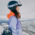 Patty Wu Instagram – ・
放了一個13天長假，待在北海道滑雪。
滑了5個雪場，根本北海道巡迴演出，爸媽問我，一直一直滑雪，不無聊嗎？一直在挫折中成長，怎麼會無聊。

#滑雪滑的是人生 
#恐懼始終是最大敵人

從小常被說有小聰明，做什麼學什麼，比別人快，容易上手，臨時抱佛腳都會過關，學一下就會了，阿～好無聊喔，三分鐘熱度，換下一個。

直到2017年接觸滑雪。遭遇人生中最大學習挫折，在雪場每天狂摔，痛到像卡車輾過，大雪中氣自己，哭到雪鏡起霧看不見。2019年甚至摔到全身瘀青腫起來，膝蓋積水不能行走，才終於能在綠線戰戰兢兢S turn下山。

每年雪季就幾個月，擠出假期能滑的天數不多，雪場狀況瞬息萬變，好不容易稍稍能掌控雪板，突然遇到季末思樂冰，小巨蛋滑冰，或是雪太多跌進鬆雪出不來。早上明明順順的，下午天氣變雪道變，雪地凹凸不平障礙很多，繼續摔到不可思議。滑雪好難，人生好難。

看到坡斜很恐懼，教練還要你身體往前，因為害怕本能往後退，板子就更加速向前衝，事與願違。非得逼你面對恐懼，才能真正與雪板人板合一。

滑雪，是我人生中唯一，徹底摧毀小聰明的事。每個人都一樣從零開始，沒有人站在雪板上不摔，沒有特例，很公平。

滑雪，鍛鍊技巧其次，是鍛鍊心智。每次總會遇到不同雪況，必須活在當下融入環境。當你沾沾自喜，立馬讓你重摔挫挫銳氣，當你洋洋得意，立馬卡到饅頭飛出去。熟悉的雪道放鬆享受，但不掉以輕心。不熟的雪道小心謹慎，過了關卡更上一層樓。

內心十分強大，來滑雪，你會更強大。
內心十分脆弱，來滑雪，你會變強大。

莫名其妙我又沒有在經營滑雪學校，弄得好像在業配，這是篇心靈業配，不收費。

至於13天長假，有沒有放鬆到？
每天極限運動身體很累，心靈卻大大滿足。
終於有再追上日本男子，一點點。

23-24雪季，謝謝北海道。
明年雪季，雪場見。

雪衣&裝備 @allride.tw 

#吳怡霈 #wuipei29 #パティ

#japow
#japowhokkaido
#hokkaidosnow
#bonpow
#skitrip

#snowboarding
#hokkaido

#teineskiresort
#furanoskiresort
#kirotoskiresort

#北海道
#滑雪
#日本滑雪
#滑雪女子
#滑雪女孩

#スノーボード
#パウダースノー
#スノーボード女子

#ルスツ 
#手稲スキー場
#富良野スキー場
#南富良野スキー場
#キロロスキー場