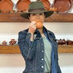 Paty Díaz Instagram - 💚🤎🤍💙 …Un buen café ☕️ …Un ratito en un gran recorrido por plantaciones de berries 😍 …Reír a carcajada con amigas que amas …Yo y mi propio reflejo… … Además de estar agradecida por tan Bellos momentos y grandiosas personas que la vida me regala 🙏🏼 Que tengan una bendecida tarde!!✨❤️ 🌧 #michoacan #santaclaradelcobre #patzcuaro #pueblomagico #rancho #berries #blueberry #gratitud #amor #amistad #mexico