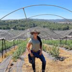Paty Díaz Instagram - 💚🤎🤍💙 …Un buen café ☕️ …Un ratito en un gran recorrido por plantaciones de berries 😍 …Reír a carcajada con amigas que amas …Yo y mi propio reflejo… … Además de estar agradecida por tan Bellos momentos y grandiosas personas que la vida me regala 🙏🏼 Que tengan una bendecida tarde!!✨❤️ 🌧 #michoacan #santaclaradelcobre #patzcuaro #pueblomagico #rancho #berries #blueberry #gratitud #amor #amistad #mexico