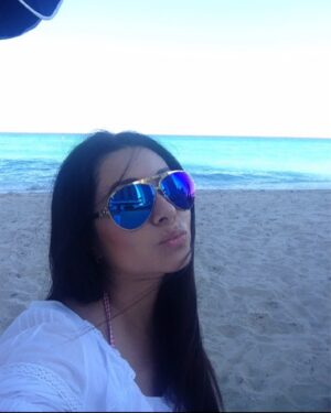 Paty Díaz Instagram - Quesque hoy es día internacional del beso??
…Pos ayy les mando hartos besos 😘 💋😽🫶🏼

Besar puede ser una señal de amor o de…

…*Podemos besar por placer, por compromiso,  por amor, por consuelo, por ternura, besamos de forma apasionada o lenta, podemos besar eufóricos, o para calmar los ánimos, besamos con calidez, o con frialdad, con un beso nos envolvemos y nos podemos perder… 
Nos podemos saludar y despedirnos con él. 
A través de nuestros labios podemos transmitir una inmensa cantidad de emociones y sensaciones. 
Los labios y los besos son armas potentes…
No??
#beso #besos #kiss #kisses #diainternacionaldelbeso 
#tbt #lavidaeshoy