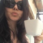 Paty Díaz Instagram - Quesque hoy es día internacional del beso?? …Pos ayy les mando hartos besos 😘 💋😽🫶🏼 Besar puede ser una señal de amor o de… …*Podemos besar por placer, por compromiso, por amor, por consuelo, por ternura, besamos de forma apasionada o lenta, podemos besar eufóricos, o para calmar los ánimos, besamos con calidez, o con frialdad, con un beso nos envolvemos y nos podemos perder… Nos podemos saludar y despedirnos con él. A través de nuestros labios podemos transmitir una inmensa cantidad de emociones y sensaciones. Los labios y los besos son armas potentes… No?? #beso #besos #kiss #kisses #diainternacionaldelbeso #tbt #lavidaeshoy