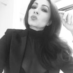 Paty Díaz Instagram - Quesque hoy es día internacional del beso?? …Pos ayy les mando hartos besos 😘 💋😽🫶🏼 Besar puede ser una señal de amor o de… …*Podemos besar por placer, por compromiso, por amor, por consuelo, por ternura, besamos de forma apasionada o lenta, podemos besar eufóricos, o para calmar los ánimos, besamos con calidez, o con frialdad, con un beso nos envolvemos y nos podemos perder… Nos podemos saludar y despedirnos con él. A través de nuestros labios podemos transmitir una inmensa cantidad de emociones y sensaciones. Los labios y los besos son armas potentes… No?? #beso #besos #kiss #kisses #diainternacionaldelbeso #tbt #lavidaeshoy