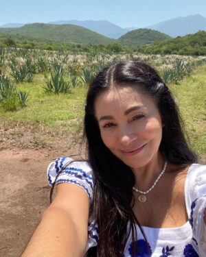 Paty Díaz Instagram - 🤍Saboreando Oaxaca💙
…Mientras… 🎬🎥🙏🏼 

@nadiecomotu.tv 
#oaxaca #mexico #mezcal #agave #nadiecomotú #productor #producción #actriz #actrees #director #gion #libretos #gratitud #amor