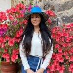 Paty Díaz Instagram - 💓🌺💋🌺💓🌺💓 Ella muy floreada Las flores y su belleza, sus colores y formas… evocan sentimientos y emociones que van desde el amor, la alegría y el agradecimiento, y todo lo bueno que desees verles… Lo nota quien es capaz de percibir esa belleza… Cuando queremos expresar a otra persona lo que sentimos, o pensamos, bien sea amor, agradecimiento, alegría, empatía, reconocimiento, salud, aniversario, noviazgo, compromiso, culpa, reconciliación y hasta la muerte de alguien, usamos flores para comunicar algo… Lindo sábado, de los últimos de este año. Despidiéndote #2022 🙏🏼 #lavidaeshoy