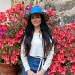 Paty Díaz Instagram - 💓🌺💋🌺💓🌺💓 Ella muy floreada Las flores y su belleza, sus colores y formas… evocan sentimientos y emociones que van desde el amor, la alegría y el agradecimiento, y todo lo bueno que desees verles… Lo nota quien es capaz de percibir esa belleza… Cuando queremos expresar a otra persona lo que sentimos, o pensamos, bien sea amor, agradecimiento, alegría, empatía, reconocimiento, salud, aniversario, noviazgo, compromiso, culpa, reconciliación y hasta la muerte de alguien, usamos flores para comunicar algo… Lindo sábado, de los últimos de este año. Despidiéndote #2022 🙏🏼 #lavidaeshoy