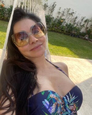 Paty Díaz Instagram - Ya no aguanto lo a gusto… déjenme decirles
…Aquí, mis canas, mi hamaca, y yo… 
ah! Y sin preocupación de crítica… 
Buen domingo! ☀️💙
#lavidaeshoy