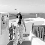 Paty Díaz Instagram - 💙🤍 … Aquí, un ratito… …Yo y mi Alegría Feliz jueves! #diadejupiter #tbt #grecia #greece 🇬🇷 #santorini