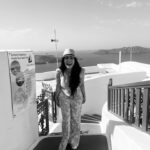 Paty Díaz Instagram - 💙🤍 … Aquí, un ratito… …Yo y mi Alegría Feliz jueves! #diadejupiter #tbt #grecia #greece 🇬🇷 #santorini