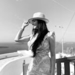 Paty Díaz Instagram - 💙🤍 … Aquí, un ratito… …Yo y mi Alegría Feliz jueves! #diadejupiter #tbt #grecia #greece 🇬🇷 #santorini