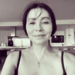 Paty Díaz Instagram - 💜Pienso que ser mujer , va mucho más allá de una palabra, de una fecha, de un día… Para mi es la manera cómo te comportas ante la vida, como te haz ido construyendo … …sin creencias que te limiten, te repriman y te apaguen… ni poses, ni imagen que te domine, Orgullosa y valorada por ti misma. “Mujer, es aquella que reconoce su dignidad ontológica, aquella que tiene el poder sobre sí misma, aquella que vive en el proceso de la transformación interior” Bendecidas somos, bendecidas sean todas las mujeres. En honor a mi madre y toda mi descendencia 🙏🏼🌸 #sermujer #8m #marzo #diainternacionaldelamujer #espiritualidad #creacion #universo #energia #amor #benditamujer #femenina #podersuperior #Dios #deidad #lavidaeshoy