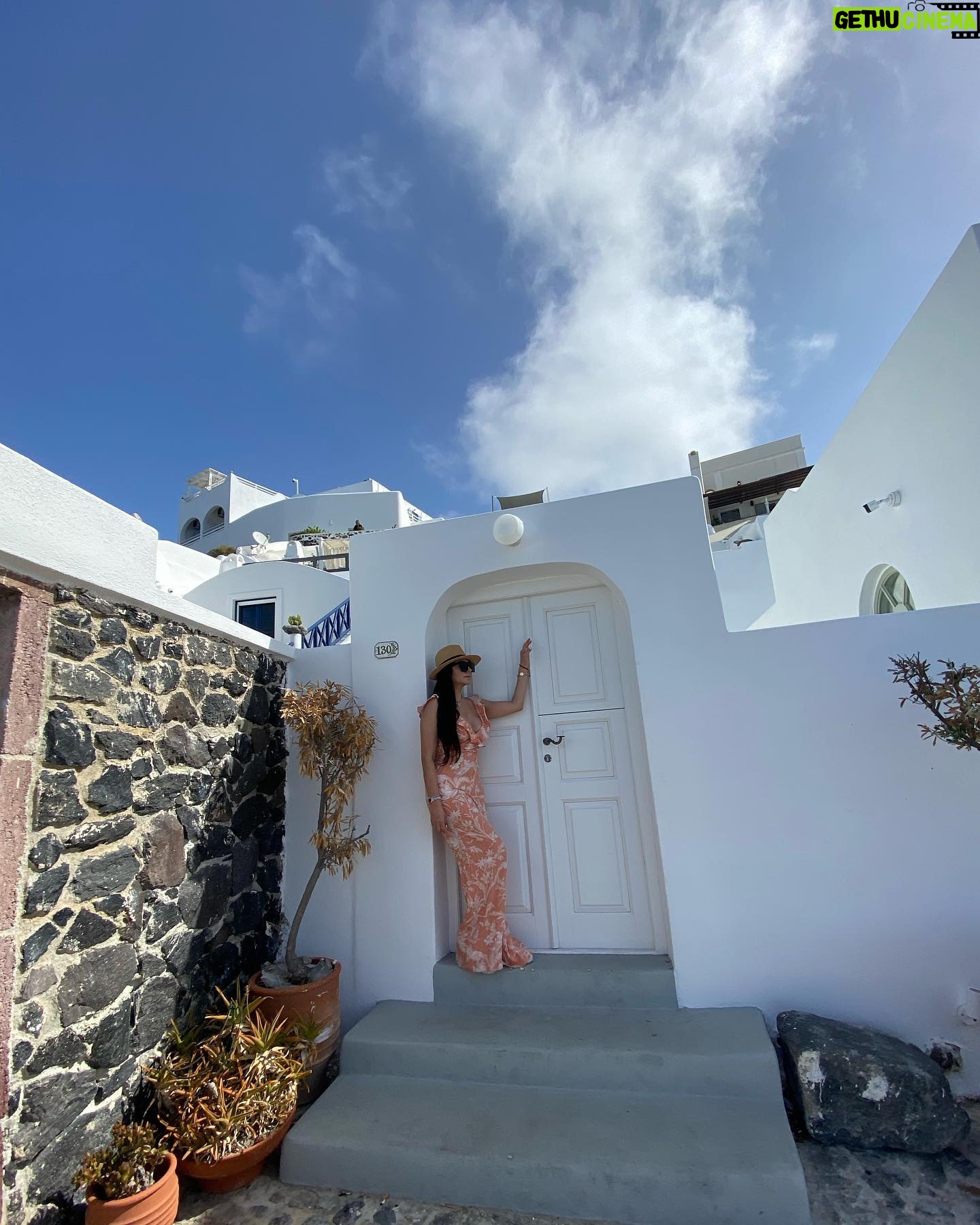 Paty Díaz Instagram - 🌸🧡🤍💙🌸 Serendipity!!! Todo es una Serendipia en mi vida, todo termina siendo grandioso y efímero…🌬 … Todo es un descubrimiento, un hallazgo afortunado, valioso e inesperado… #serendipity #santorini #serendipia #tbt #maregeo #grecia #greece