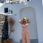 Paty Díaz Instagram - 🌸🧡🤍💙🌸 Serendipity!!! Todo es una Serendipia en mi vida, todo termina siendo grandioso y efímero…🌬 … Todo es un descubrimiento, un hallazgo afortunado, valioso e inesperado… #serendipity #santorini #serendipia #tbt #maregeo #grecia #greece