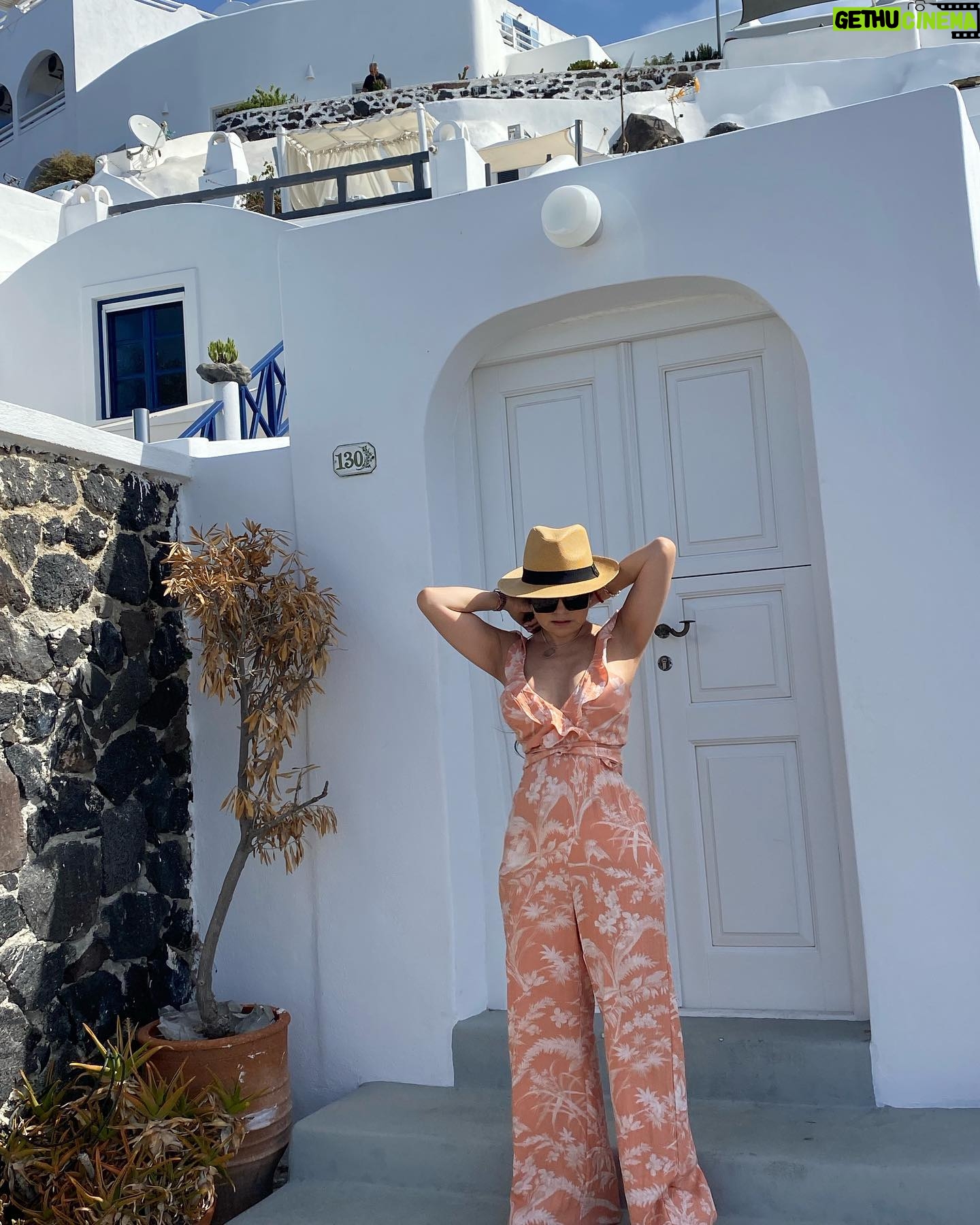 Paty Díaz Instagram - 🌸🧡🤍💙🌸 Serendipity!!! Todo es una Serendipia en mi vida, todo termina siendo grandioso y efímero…🌬 … Todo es un descubrimiento, un hallazgo afortunado, valioso e inesperado… #serendipity #santorini #serendipia #tbt #maregeo #grecia #greece