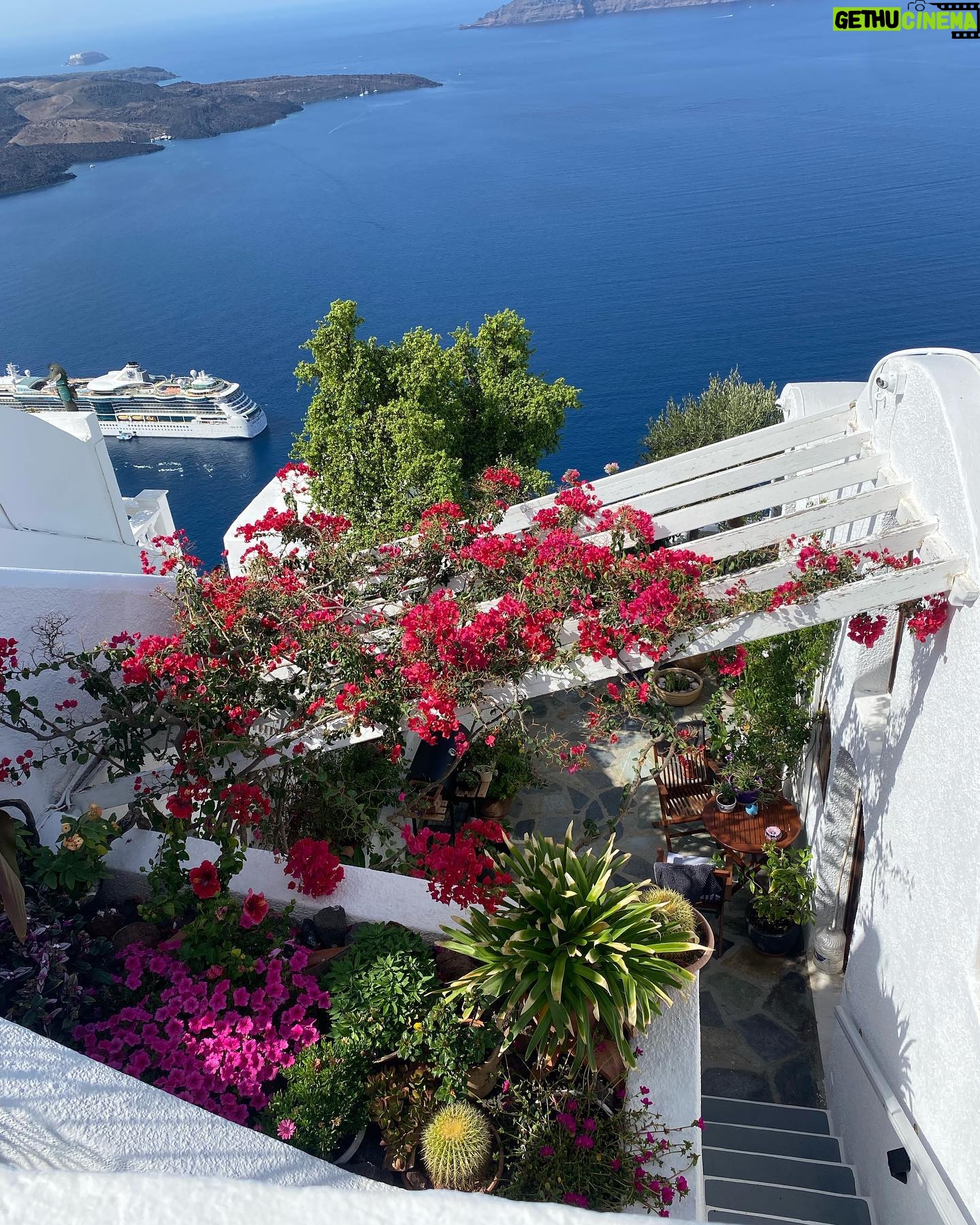 Paty Díaz Instagram - 🌸🧡🤍💙🌸 Serendipity!!! Todo es una Serendipia en mi vida, todo termina siendo grandioso y efímero…🌬 … Todo es un descubrimiento, un hallazgo afortunado, valioso e inesperado… #serendipity #santorini #serendipia #tbt #maregeo #grecia #greece