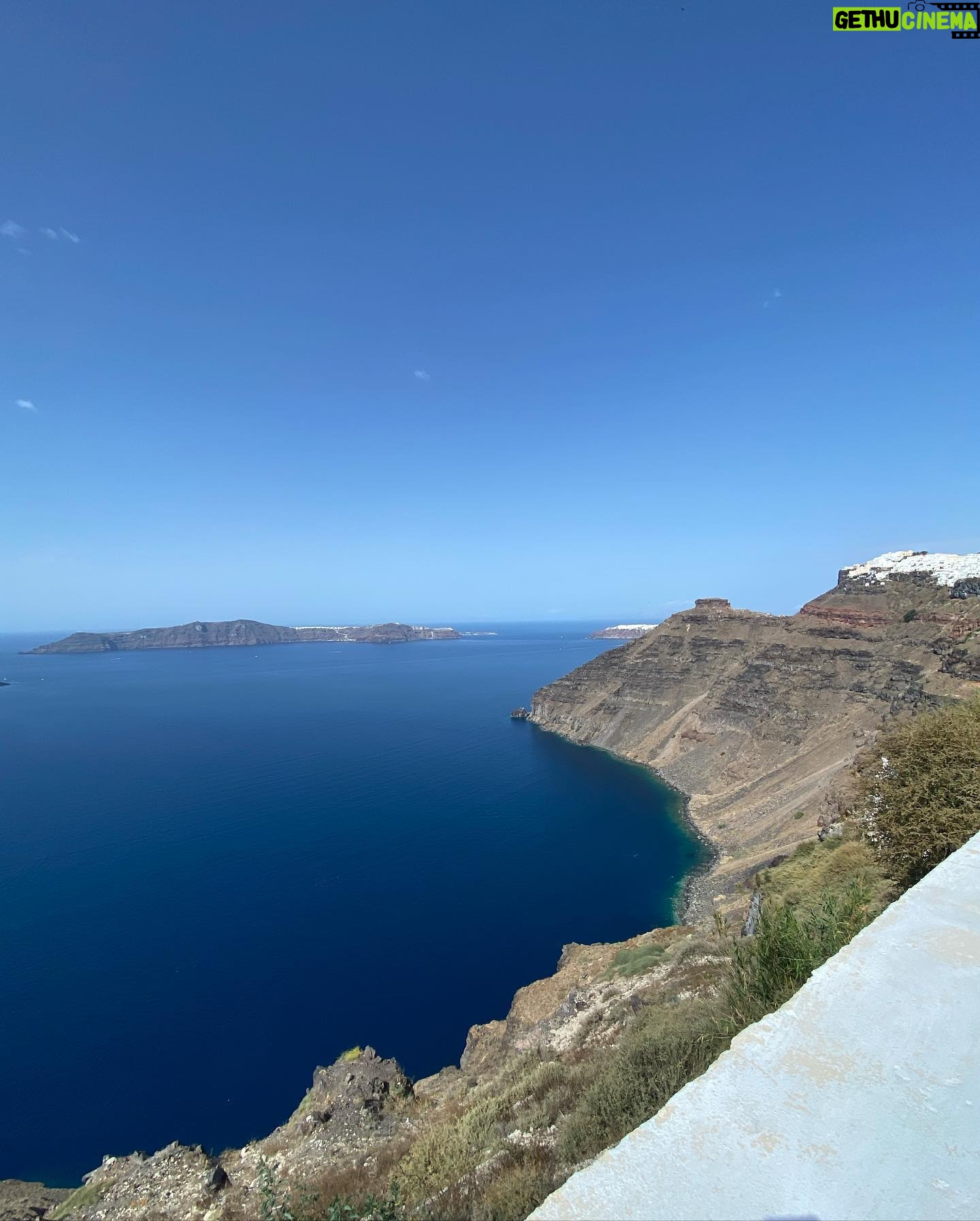 Paty Díaz Instagram - 🌸🧡🤍💙🌸 Serendipity!!! Todo es una Serendipia en mi vida, todo termina siendo grandioso y efímero…🌬 … Todo es un descubrimiento, un hallazgo afortunado, valioso e inesperado… #serendipity #santorini #serendipia #tbt #maregeo #grecia #greece