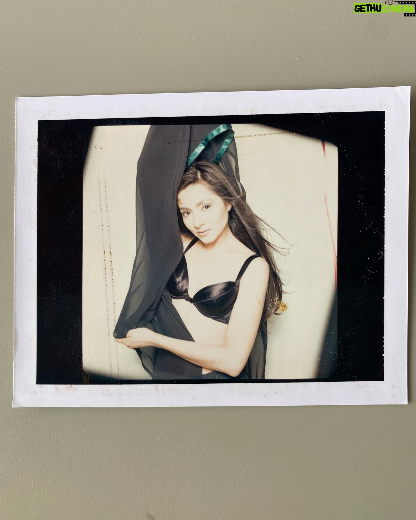 Paty Díaz Instagram - #tbt 🔙 Carambolas… hace cuantas arrugas menos? …Cómo han pasado los años, que mundo tan diferente… 👏🏼 #polaroid 📸 #80s #90s