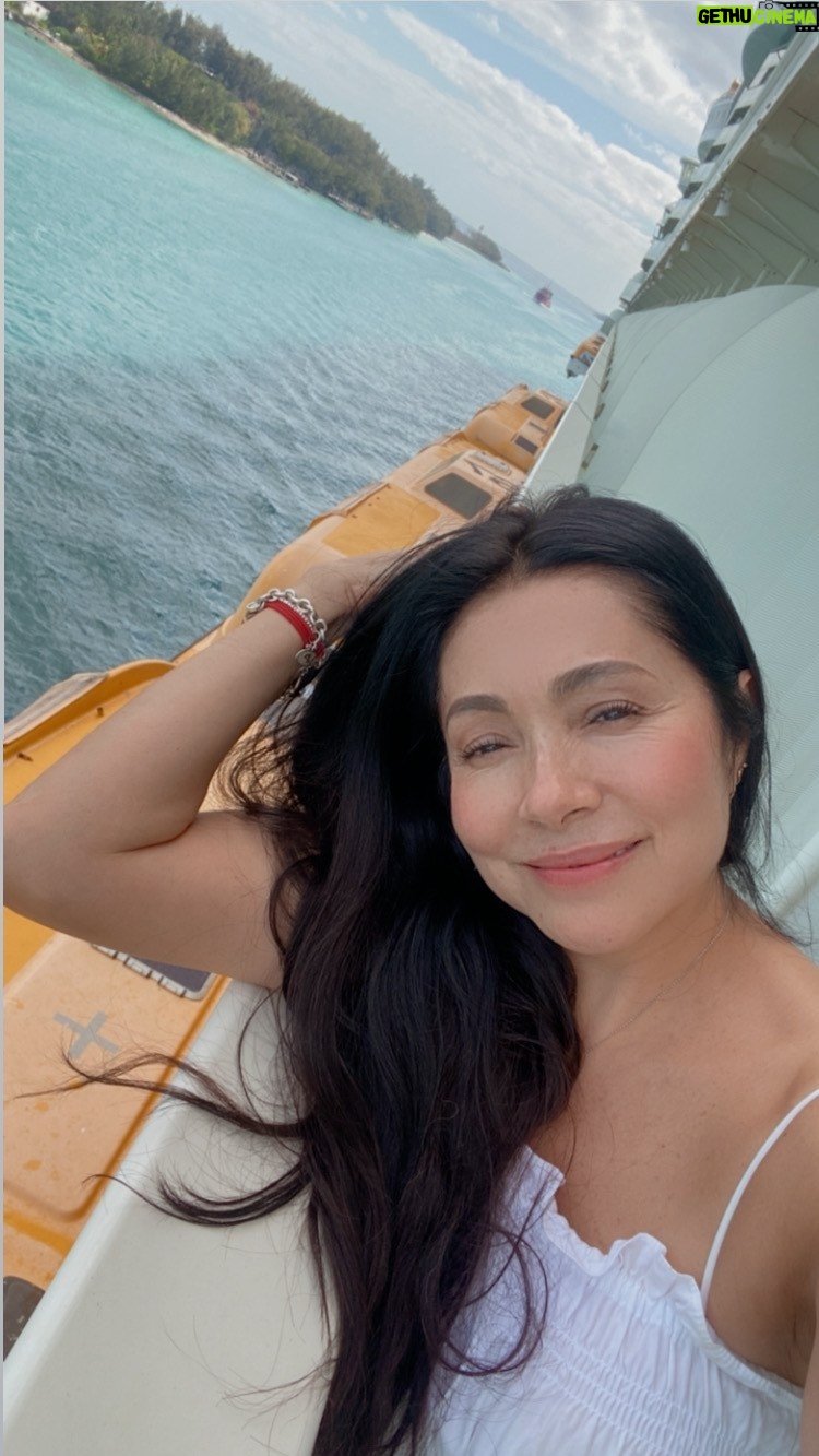 Paty Díaz Instagram - Feliz día! 🌎 Bendita Madre tierra! 🙏🏼 Nuestro hogar! #díainternacionaldelamadretierra 🤍☀️🌱🌼✨🌊🌙🐠💚 GRACIAS!! #22deabril 🌎
