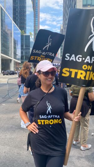 Paula Garcés Instagram - Yes I’m in my hometown NYC visiting family and friends for the summer but I’m also marching alongside my @sagaftra @writersguildwest @wgaeast family fighting for a #faircontract #fairwages #sagaftrastrike #sagaftrstrong 
Here’s footage of today!
It was a dance party!
#nycisauniontown