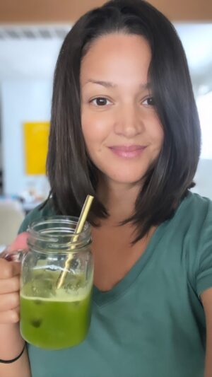 Paula Garcés Instagram - #detox #greenjuice #myrecipe #greenjuicerecipe 2 celery stalks, mandarin, cucumber and ginger poured over ice !! It’s so yummy 😋 
Do something good for yourself!