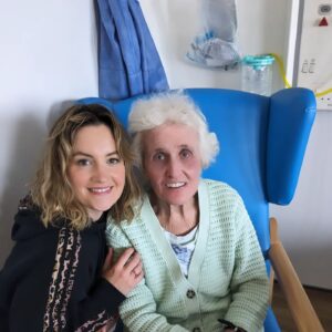 Paula Lane Instagram - Paid a visit to this queen today. She's still battling on through getting over pneumonia and sepsis...what a warrior. Time is precious and with just a few more days off before I head back to @emmerdale for filming I'm making it count ❤️