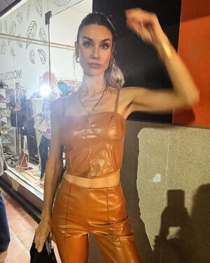 Paula Morales Instagram - Carretito ✨✨✨
1. Con Nino en el camarín ♥️
2. Engomada 🤎
3. Siempre 🍰 
4. 😎
5. En lo de @csciales tomando un cafecito y mientras tanto #emsculpt
6. Pudiendo respirar después de noticias tranquilizadoras 
7. Piecito para que no se vaya el ascensor 
8. Nuestros almuerzos 
9. Otra vez 🧁 
10. A pura risa antes de la función de Morón