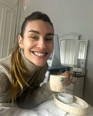 Paula Morales Instagram - Carretito ✨✨✨
1. Con Nino en el camarín ♥️
2. Engomada 🤎
3. Siempre 🍰 
4. 😎
5. En lo de @csciales tomando un cafecito y mientras tanto #emsculpt
6. Pudiendo respirar después de noticias tranquilizadoras 
7. Piecito para que no se vaya el ascensor 
8. Nuestros almuerzos 
9. Otra vez 🧁 
10. A pura risa antes de la función de Morón
