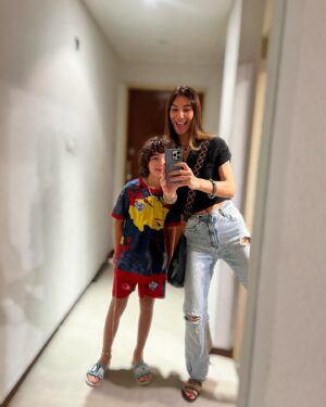Paula Morales Instagram - Carretito ✨✨✨
1. Con Nino en el camarín ♥️
2. Engomada 🤎
3. Siempre 🍰 
4. 😎
5. En lo de @csciales tomando un cafecito y mientras tanto #emsculpt
6. Pudiendo respirar después de noticias tranquilizadoras 
7. Piecito para que no se vaya el ascensor 
8. Nuestros almuerzos 
9. Otra vez 🧁 
10. A pura risa antes de la función de Morón