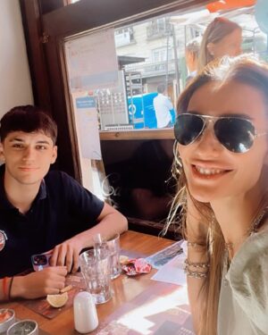 Paula Morales Instagram - Carretito ✨✨✨
1. Con Nino en el camarín ♥️
2. Engomada 🤎
3. Siempre 🍰 
4. 😎
5. En lo de @csciales tomando un cafecito y mientras tanto #emsculpt
6. Pudiendo respirar después de noticias tranquilizadoras 
7. Piecito para que no se vaya el ascensor 
8. Nuestros almuerzos 
9. Otra vez 🧁 
10. A pura risa antes de la función de Morón