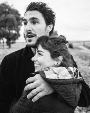 Paula Reca Instagram - Terminar el año así.
Rodéate de los más locos. Los más mágicos. Los que te contagian alegria y siempre te cuidan. 
Ellos bailan cuando sale la luna. Ellos cantan en iglesias en ruinas. 
Gracias @pablocarracedo x estos días en el paraíso. Feliz 2021. 
📷 @josepereyralucena