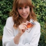 Paula Malia Instagram - La vida es lo que uno hace de ella y está en nuestras manos hacerla bella. Por eso comparto con @lancomeofficial el compromiso por un mañana mejor, más feliz y sostenible renovando su perfume icónico con un diseño ecológico con ingredientes sostenibles y recargable ✨ @beautyexpertlancome #lavieestbelle #fragancia #maketodaybeautiful
