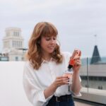 Paula Malia Instagram - La vida es lo que uno hace de ella y está en nuestras manos hacerla bella. Por eso comparto con @lancomeofficial el compromiso por un mañana mejor, más feliz y sostenible renovando su perfume icónico con un diseño ecológico con ingredientes sostenibles y recargable ✨ @beautyexpertlancome #lavieestbelle #fragancia #maketodaybeautiful